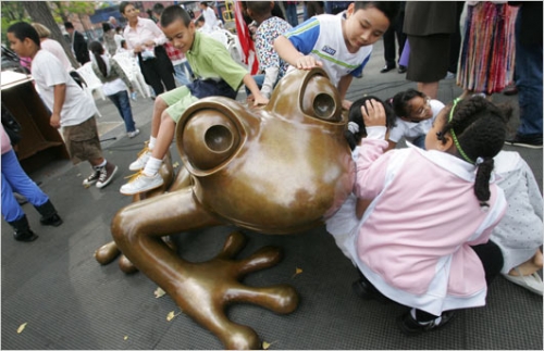 Ribbet … Ribbet … a 6-Foot Frog to Play With